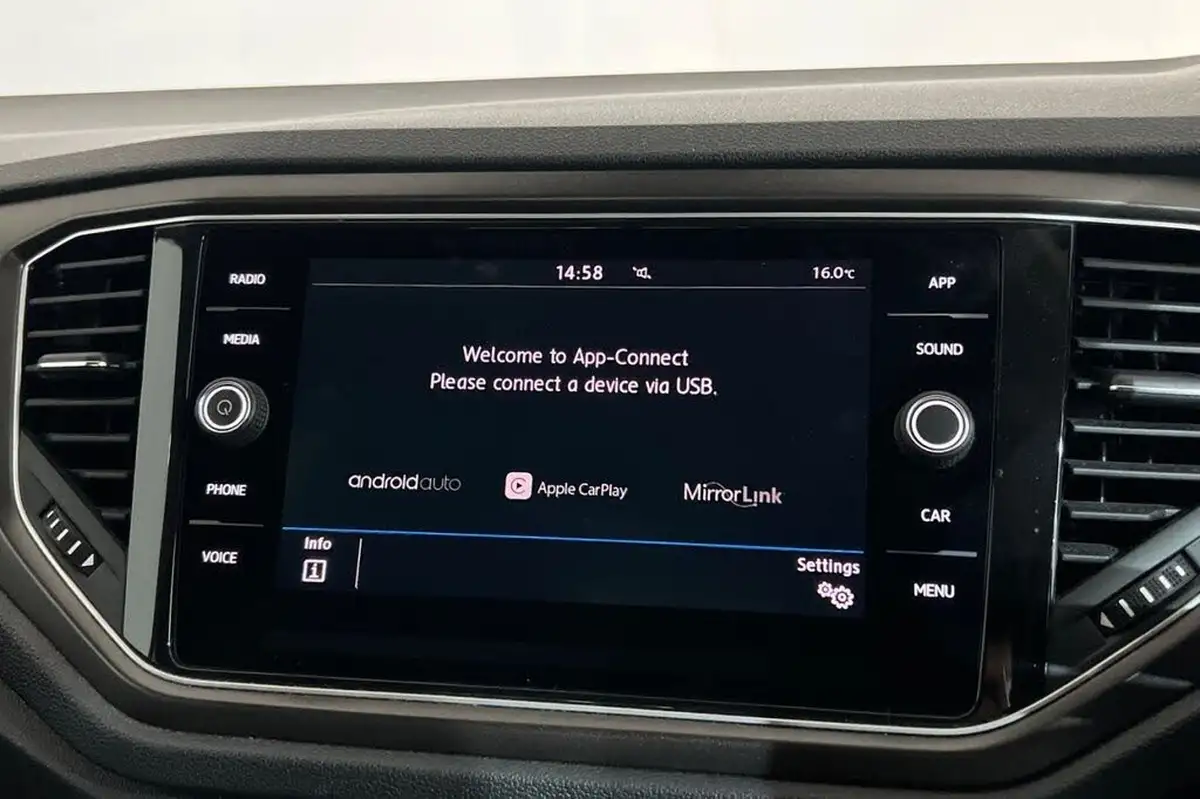 2019-volkswagen-t-roc-10-tsi-design-big-15