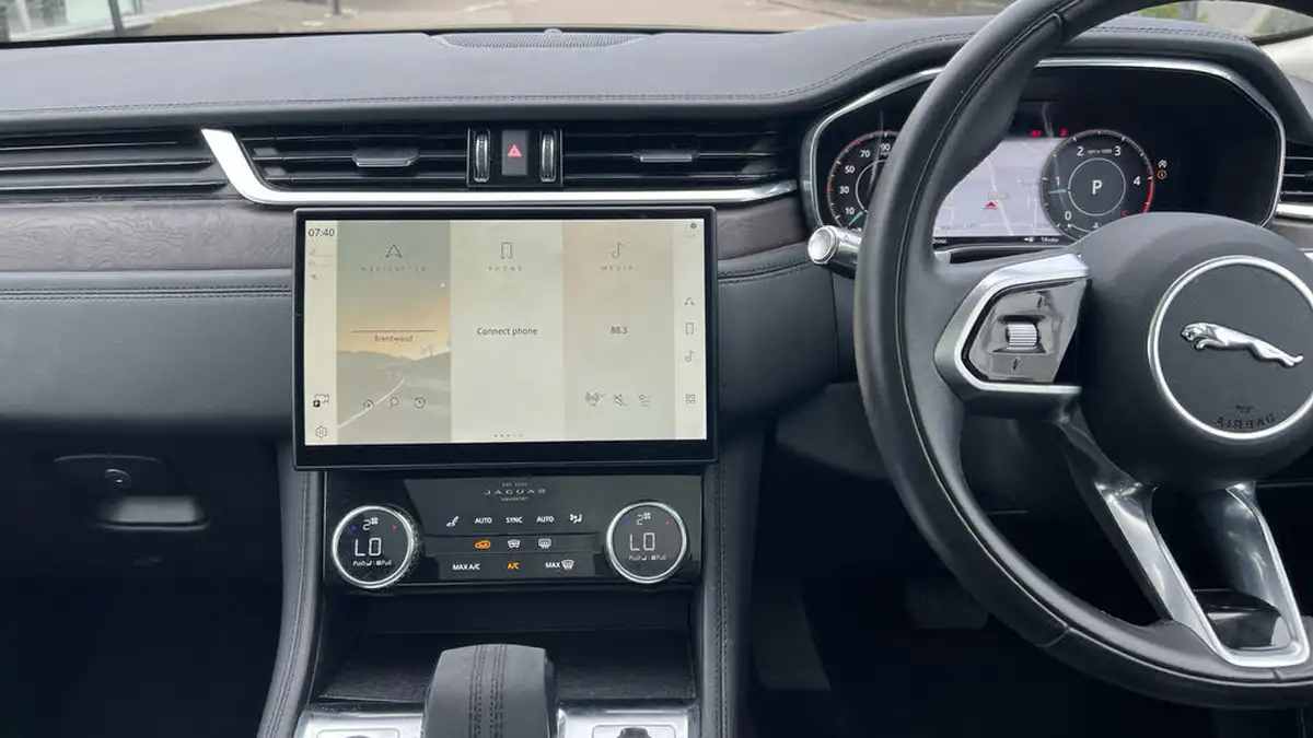 2021-jaguar-f-pace-20-d200-hse-mhev-big-23