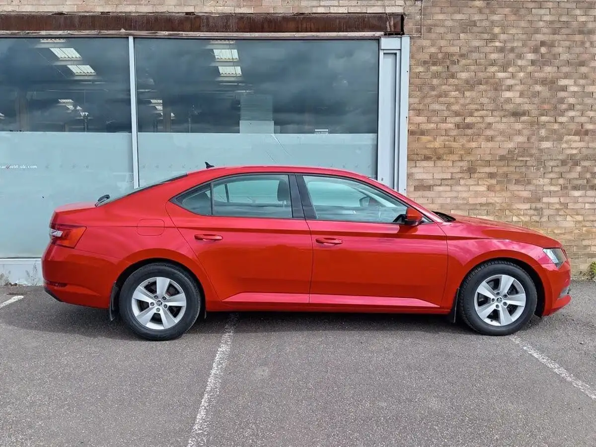 2016-skoda-superb-16tdi-hatchback-dsg-big-1
