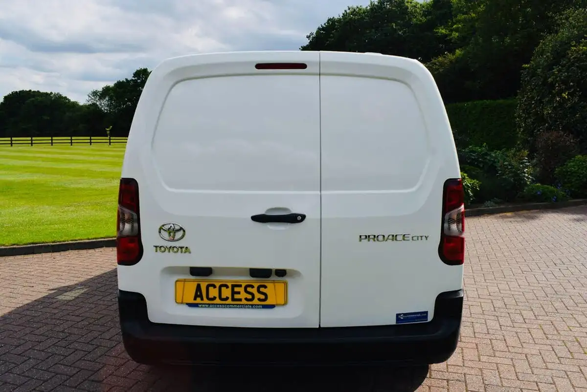 2022-toyota-proace-city-15d-icon-l2-big-4