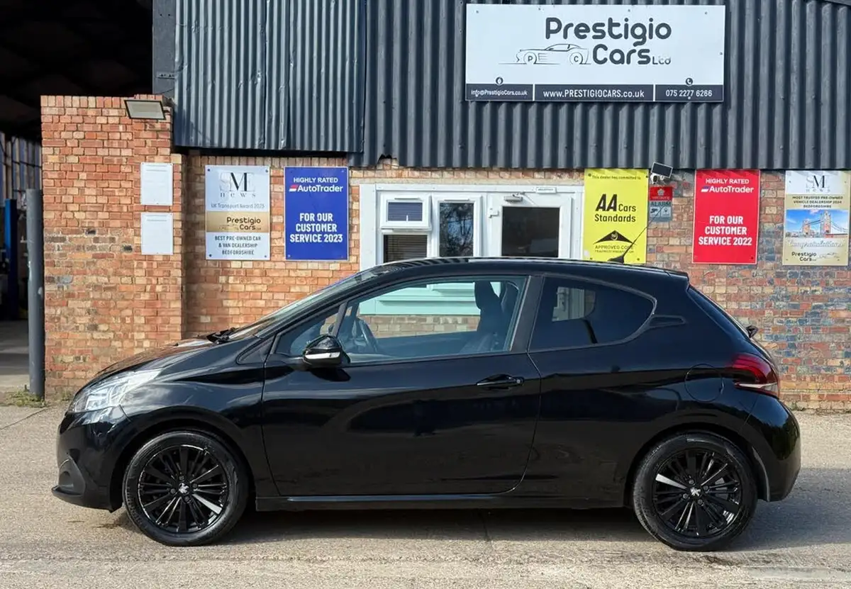 2018-peugeot-208-12-puretech-black-edition-big-4