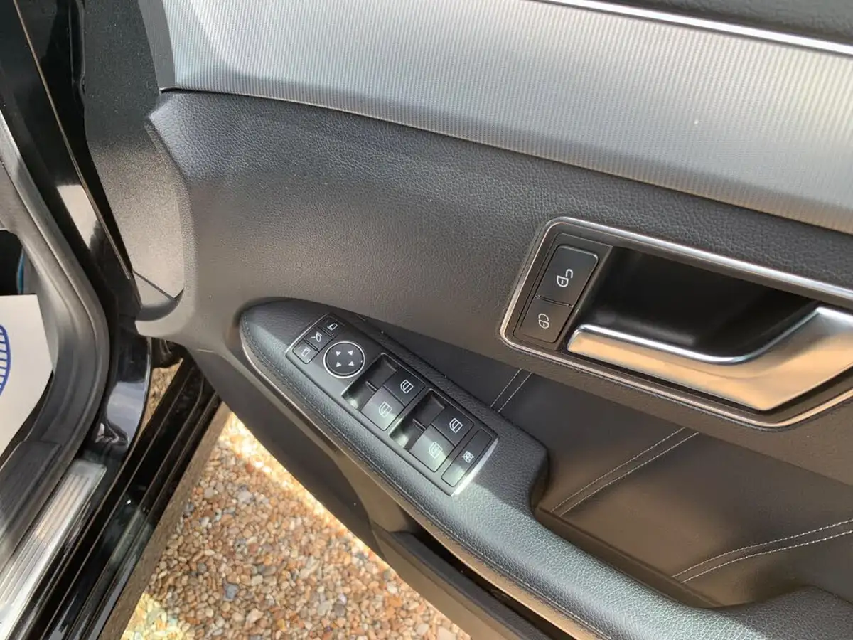 2014-mercedes-benz-e-class-21td-e300-se-saloon-4d-big-9
