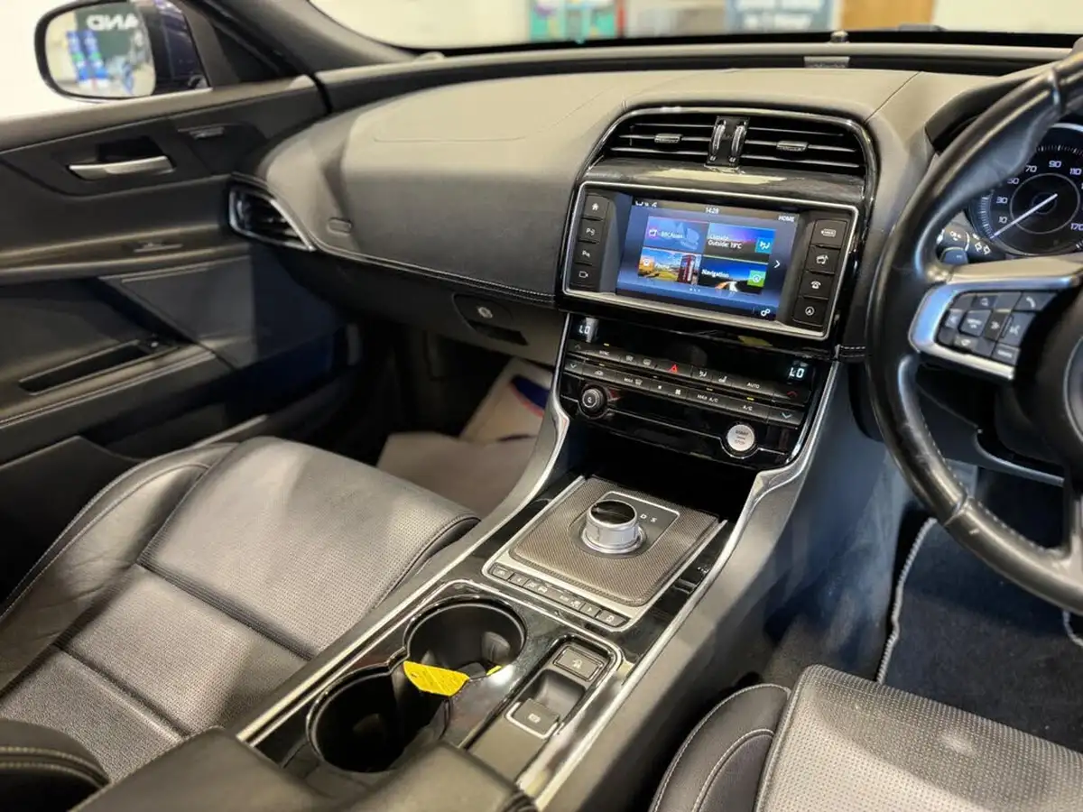 2015-jaguar-xe-30-s-big-14