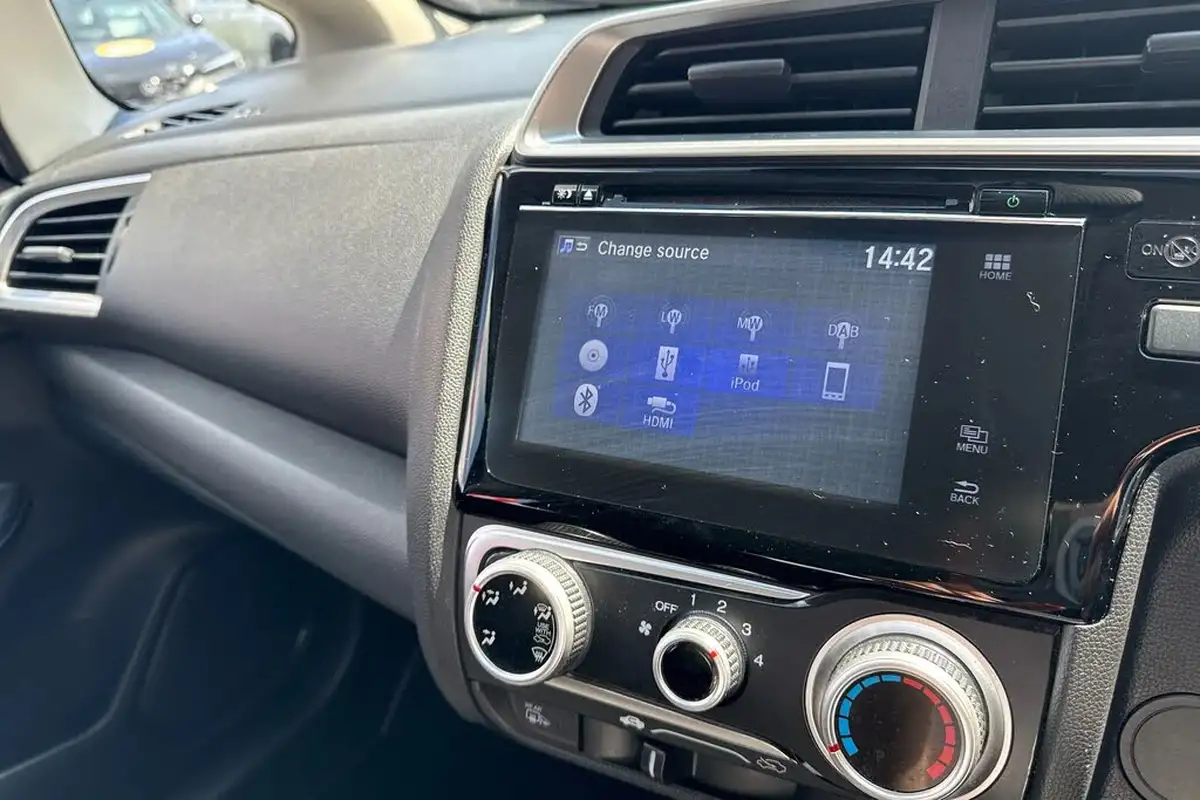 2018-honda-jazz-15-i-vtec-sport-big-24