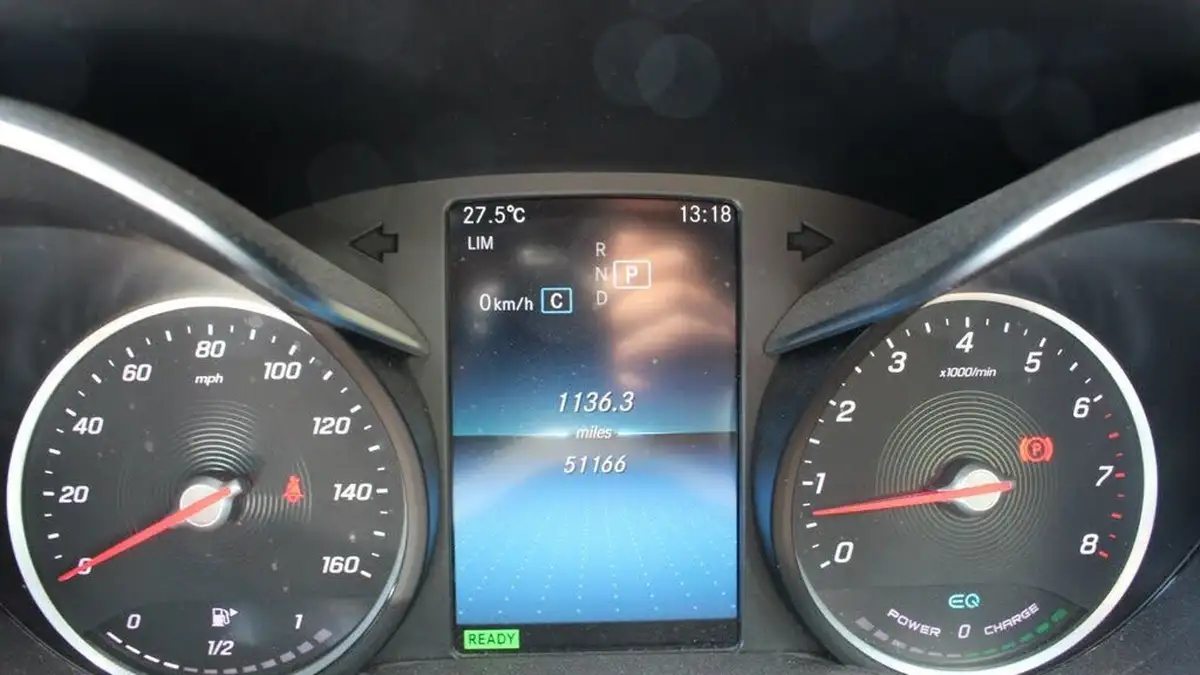 2018-mercedes-benz-c-class-15-c200-amg-line-ss-saloon-4d-big-9