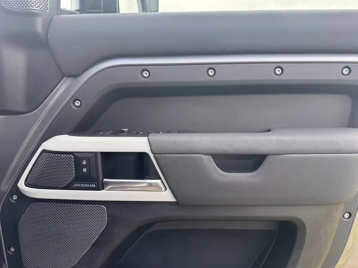 2020-land-rover-110-defender-20-d240-se-110-big-17
