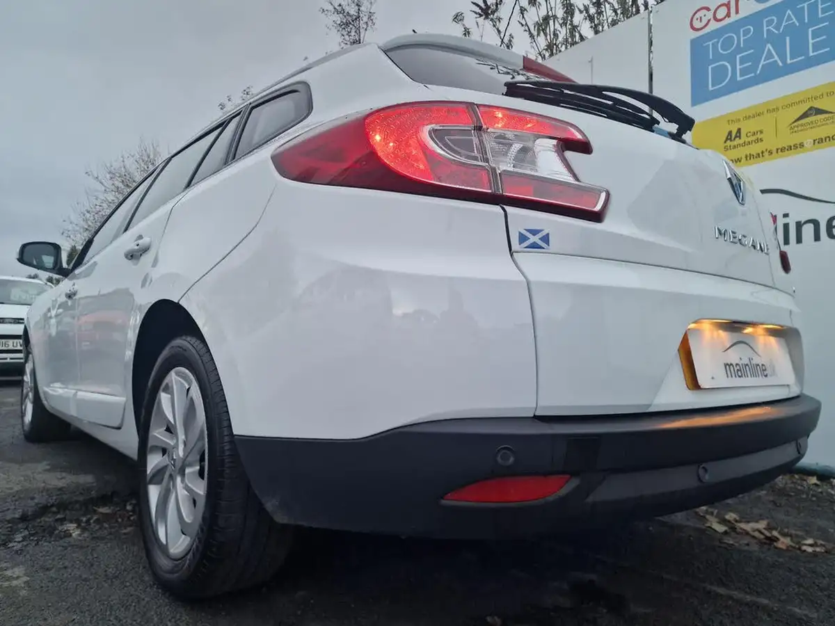 2015-renault-megane-15dci-dynamique-nav-energy-ss-sport-tourer-5d-big-26