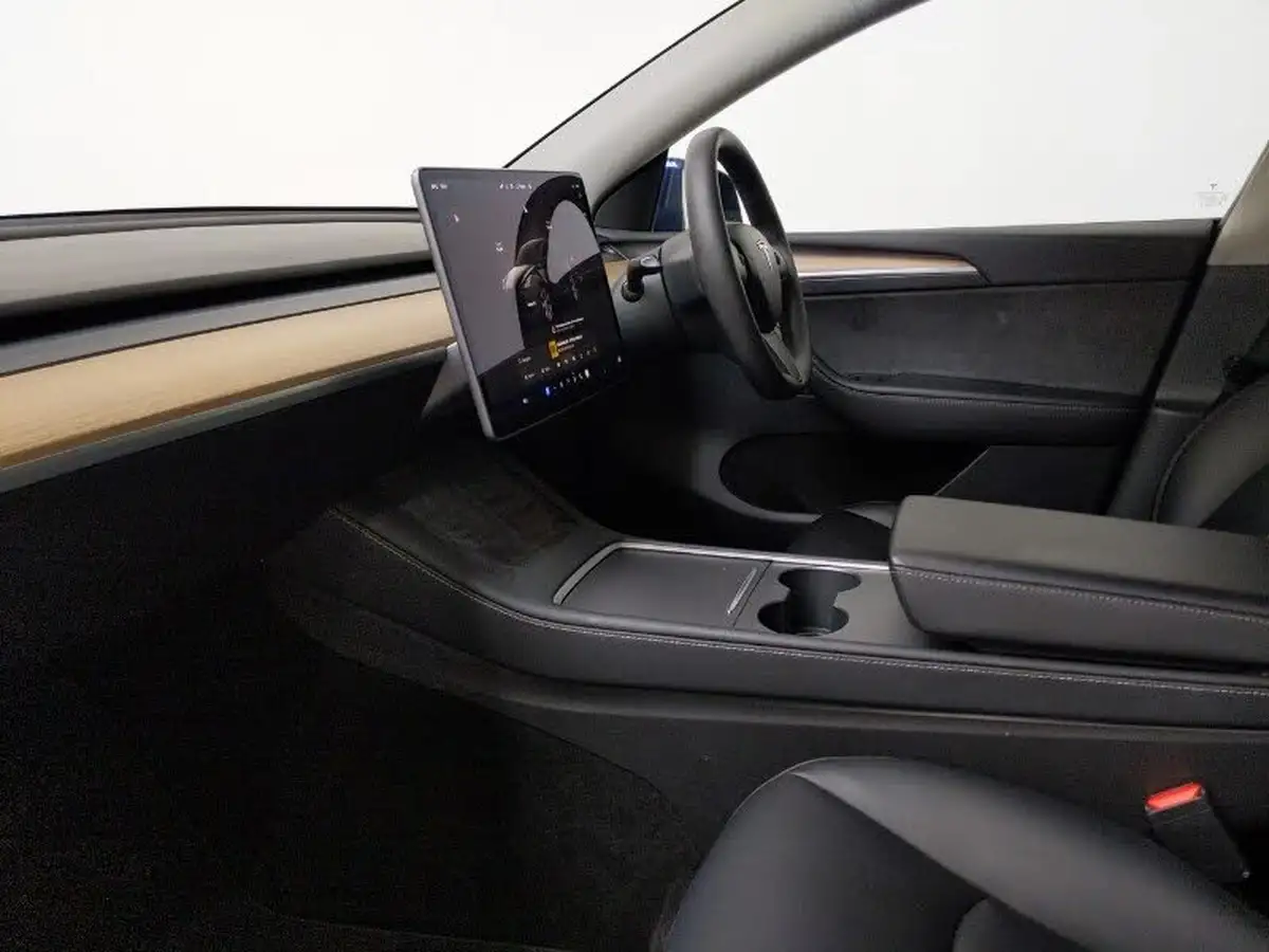2022-tesla-model-y-e-long-range-big-4