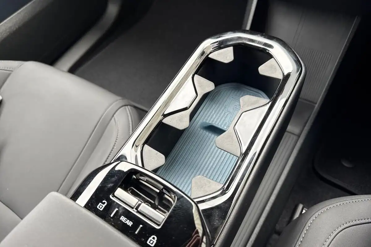 2024-volvo-ex30-e-single-motor-plus-extended-range-big-32