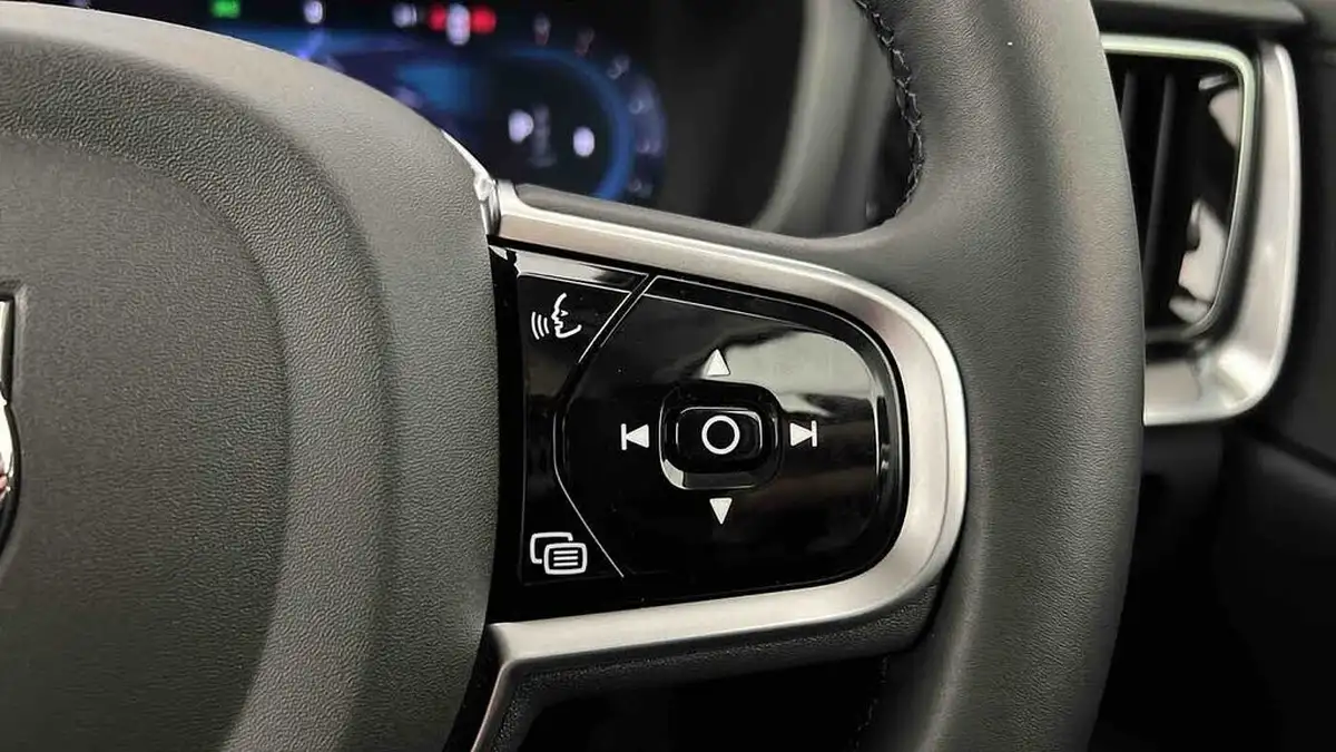 2025-volvo-v60-20-b4-plus-station-wagon-big-16