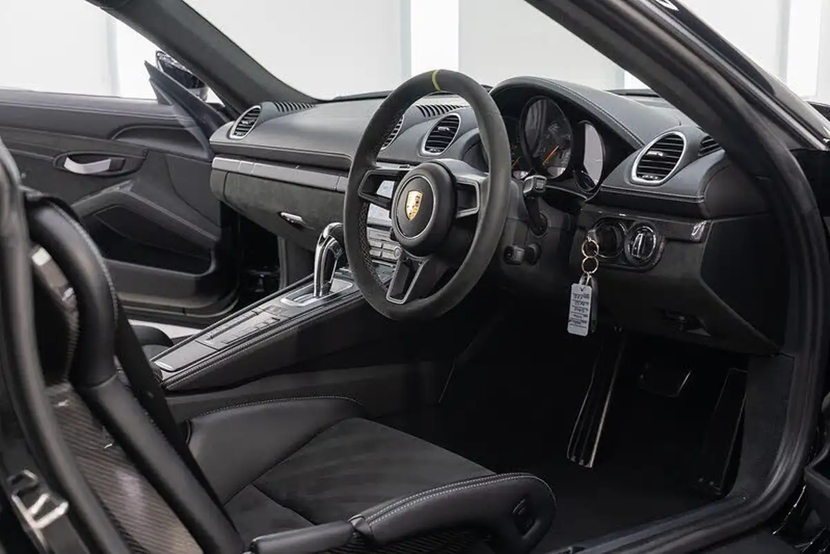 2022-porsche-cayman-718-40-cayman-gt4-big-3