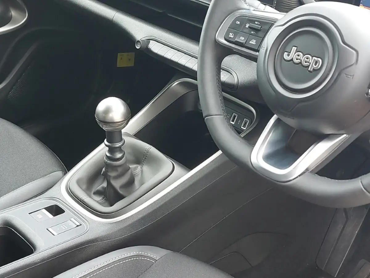 2024-jeep-avenger-12-gse-altitude-big-18