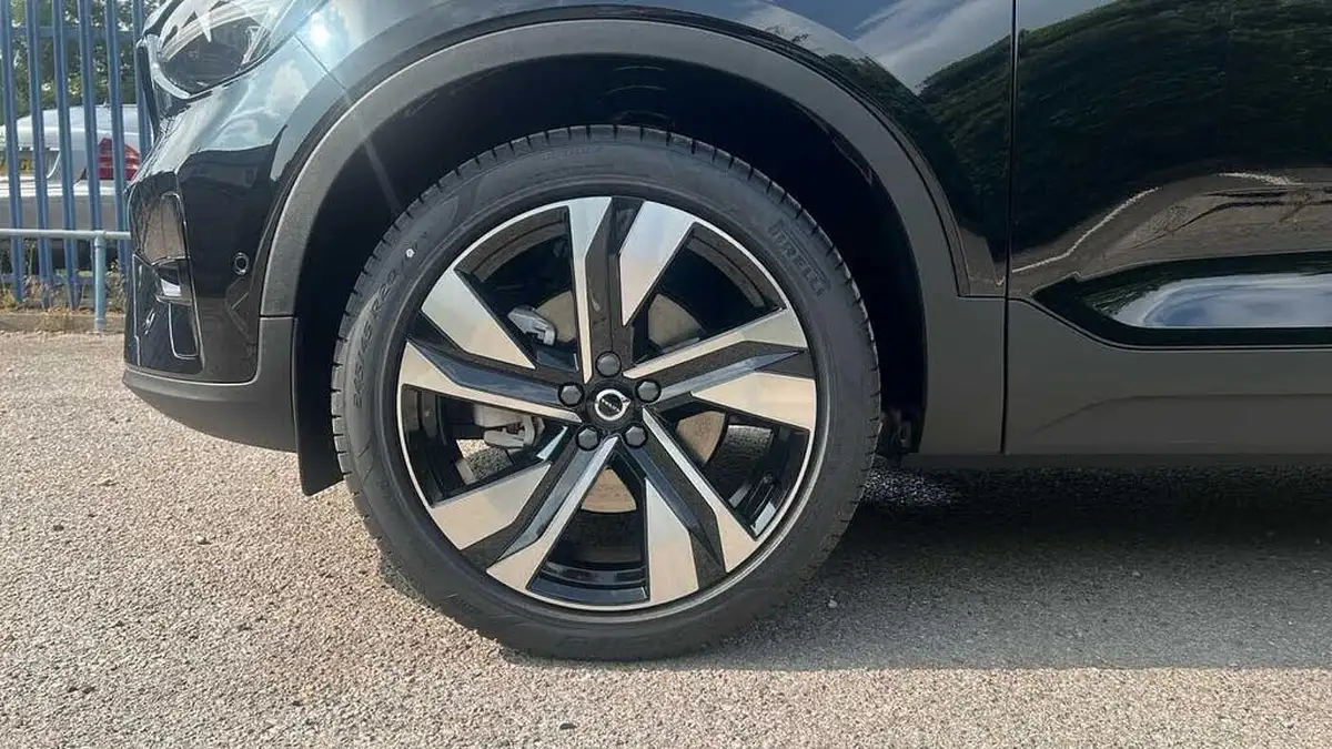 2025-volvo-xc40-20-b4-ultra-bright-big-10