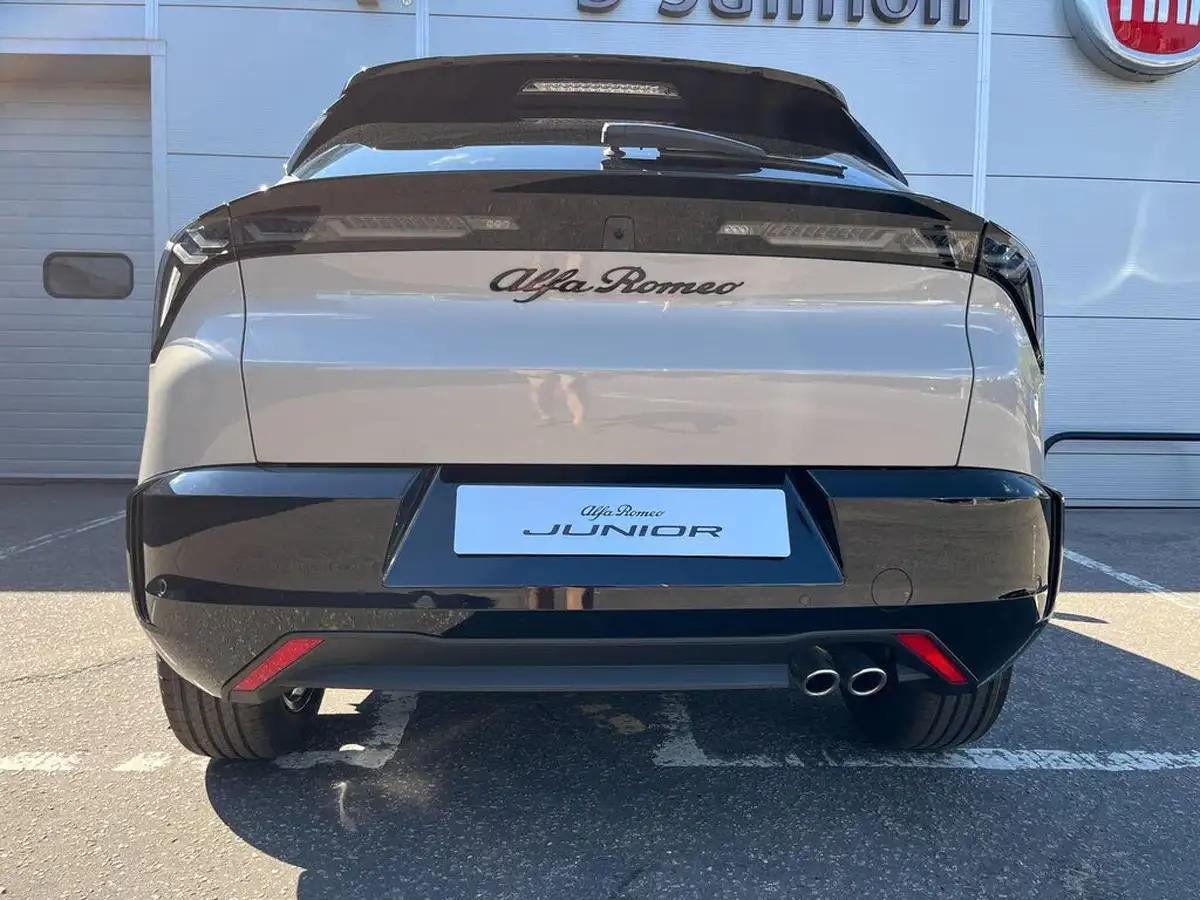 2025-alfa-romeo-junior-12-big-11