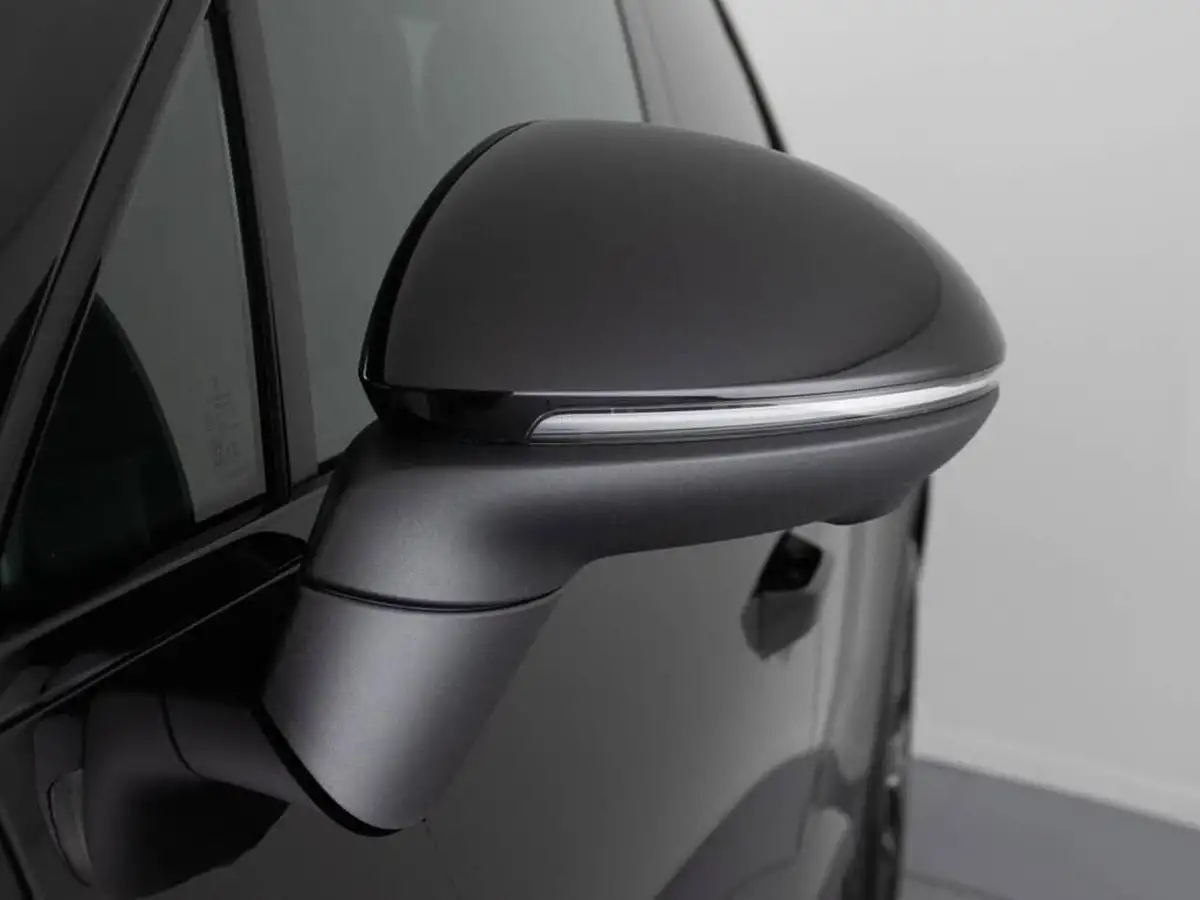 2025-porsche-macan-e-electric-big-16
