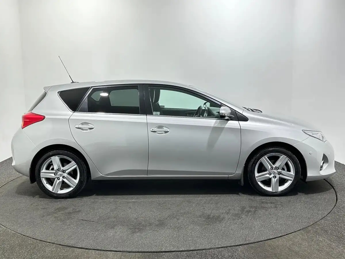 2014-toyota-auris-16-excel-hatchback-big-8