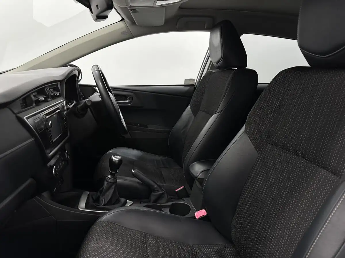 2014-toyota-auris-16-excel-hatchback-big-32