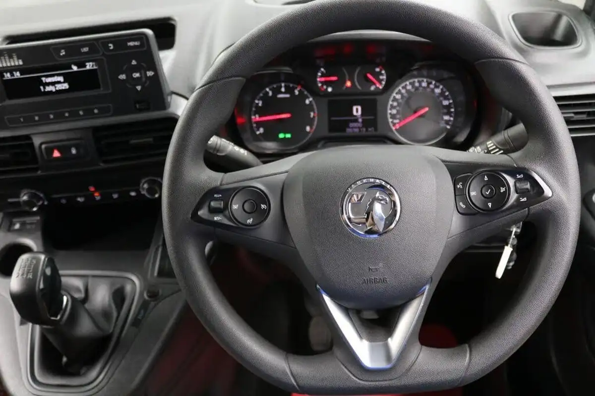 2020-vauxhall-combo-15cdti-sportive-2300-100pseu6d-t-l2h1-panel-big-31
