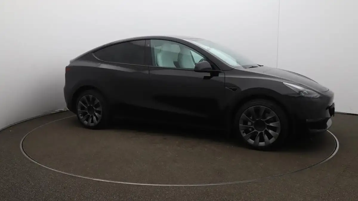 2022-tesla-model-y-e-long-range-big-46