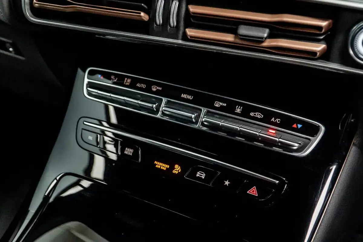 2021-mercedes-benz-eqc-e-eqc-400-amg-line-big-36