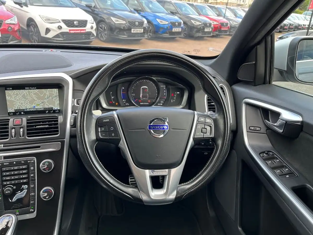 2016-volvo-xc60-20td-d4-r-design-nav-geartronic-big-17
