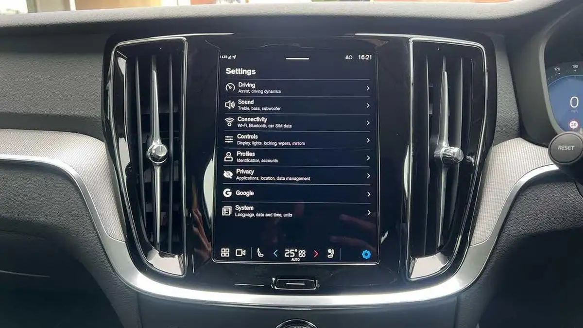 2025-volvo-v60-20-t6-plus-dark-station-wagon-big-35