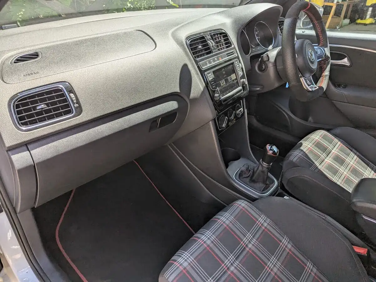 2015-volkswagen-polo-18-tsi-gti-3d-big-21