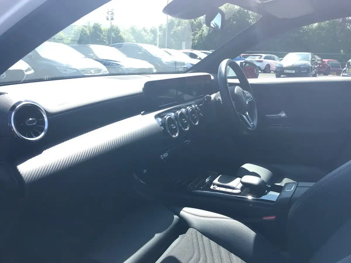 2020-mercedes-benz-a-class-13-a180-se-7g-dct-big-4