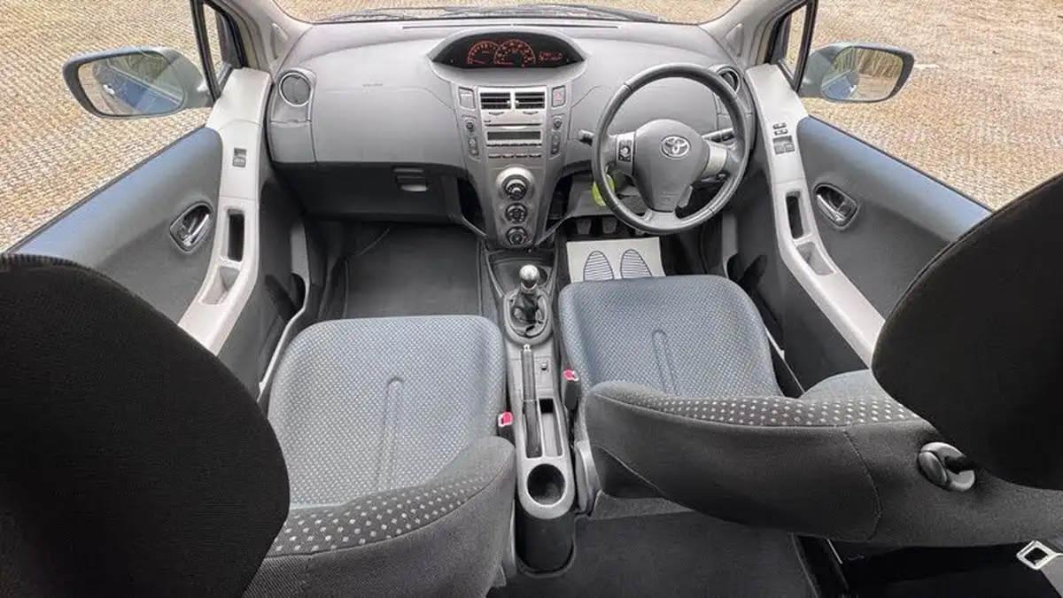 2010-toyota-yaris-10-tr-3d-big-2