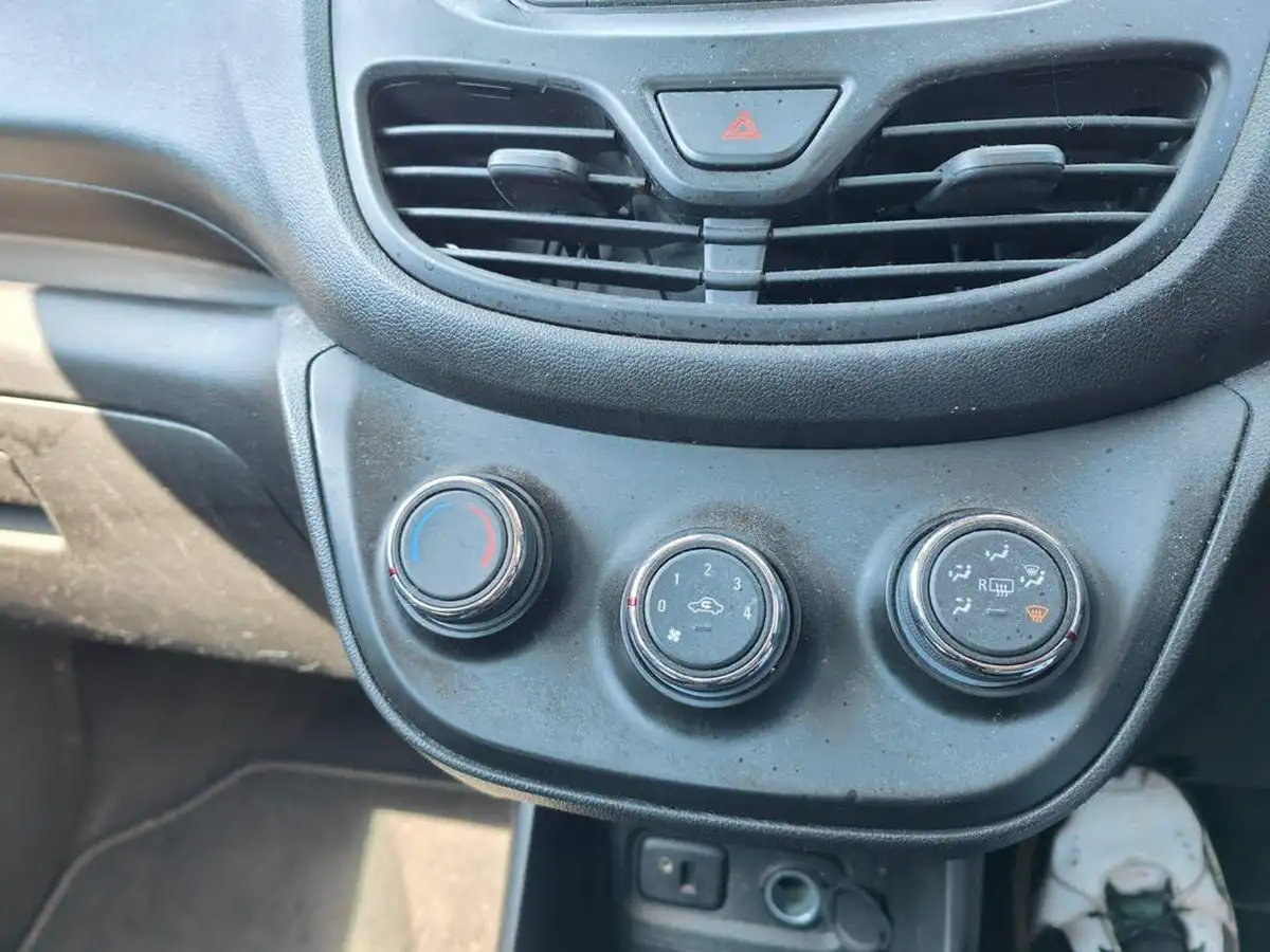 2016-vauxhall-viva-10i-se-big-25
