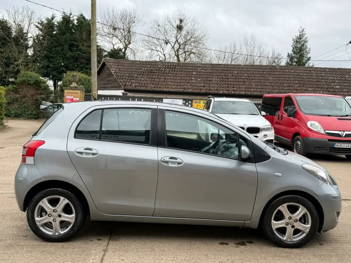 2011-toyota-yaris-133-tr-vvt-i-5d-mmt-big-9