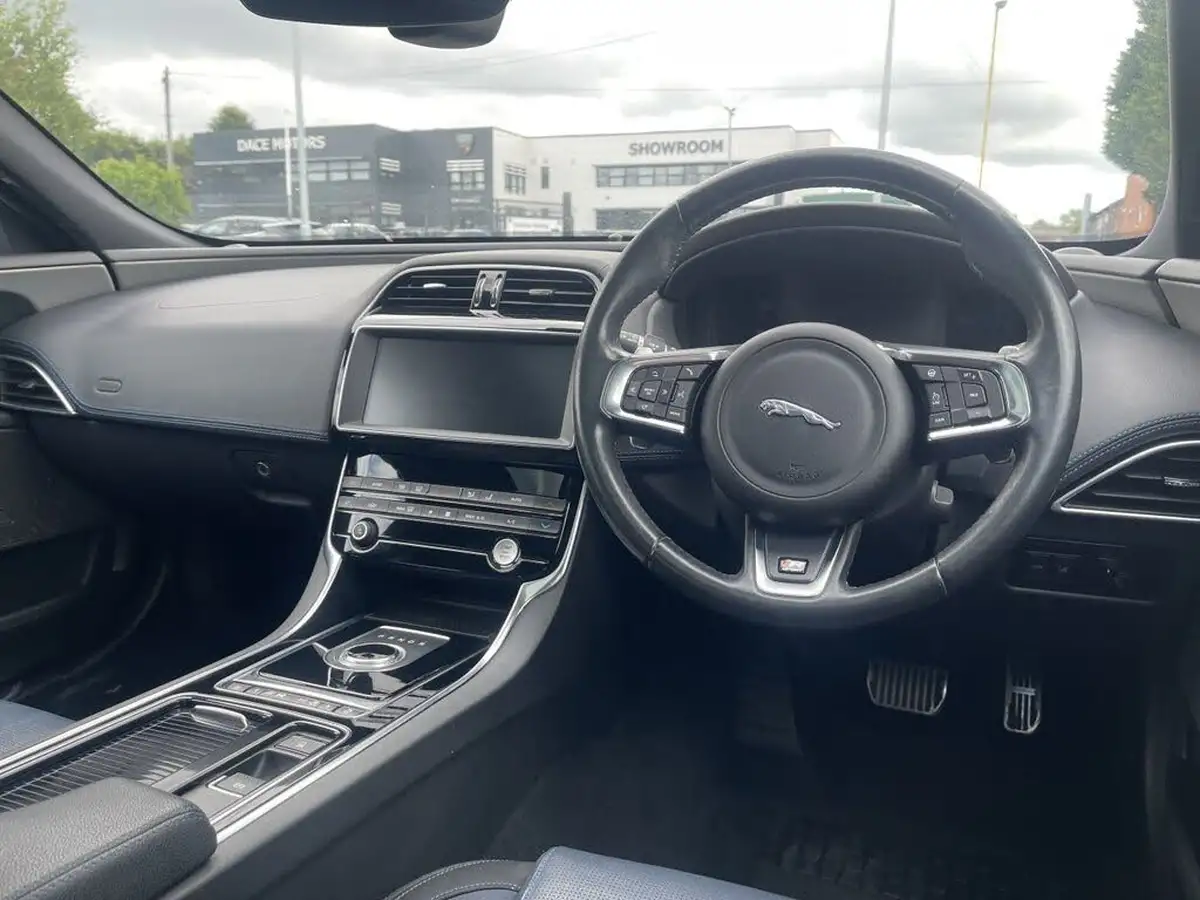 2018-jaguar-xe-20i-r-sport-250ps-1997cc-big-16