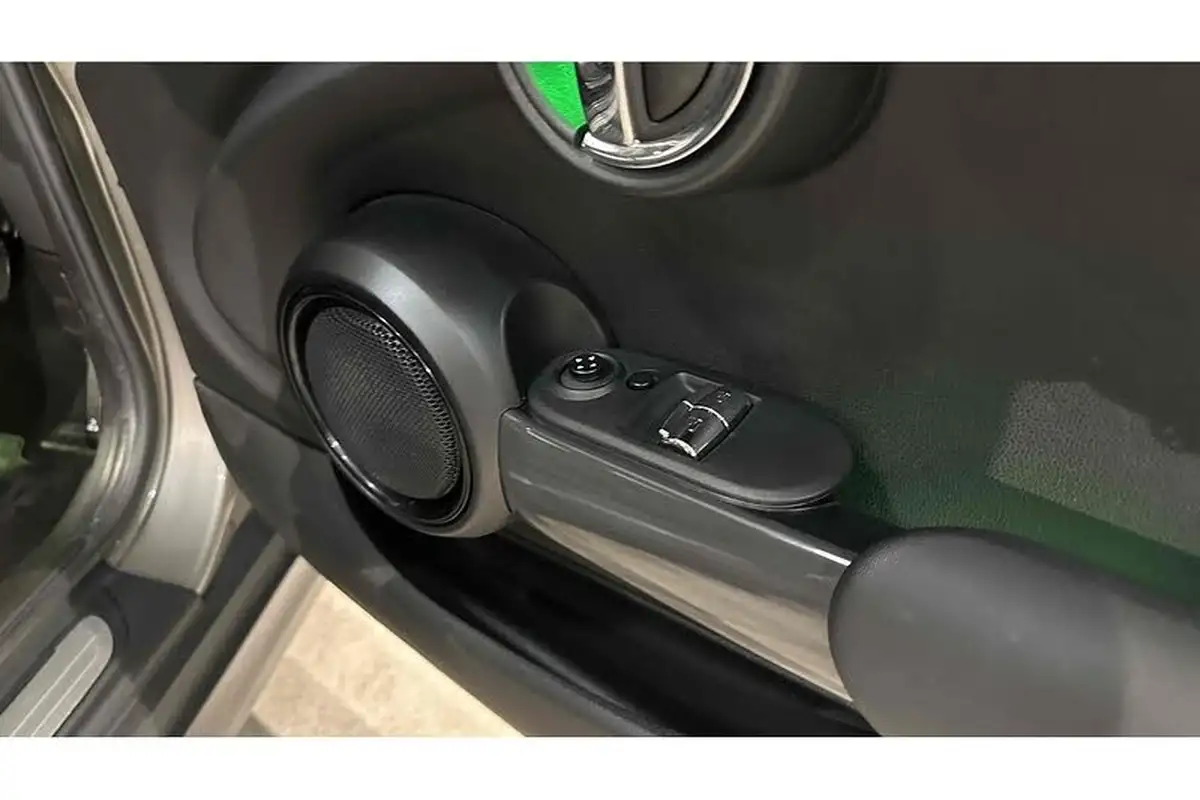2019-mini-cooper-15-cooper-classic-hatchback-3d-big-27