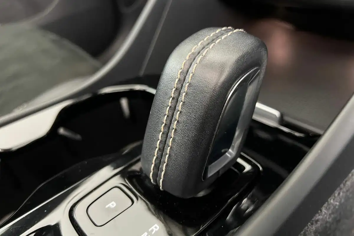 2022-volvo-xc40-15-t3-r-design-auto-big-12