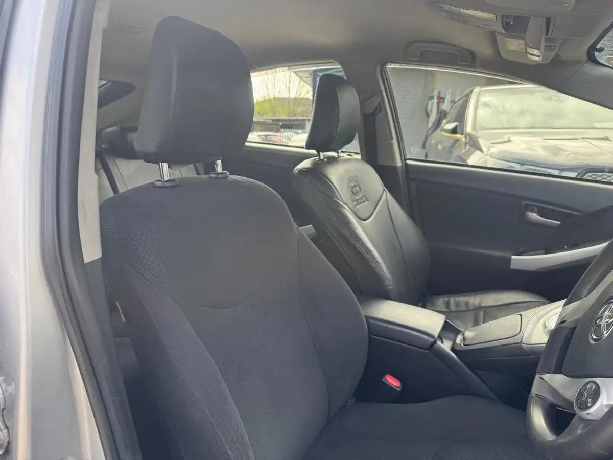 2014-toyota-prius-hybrid-big-13