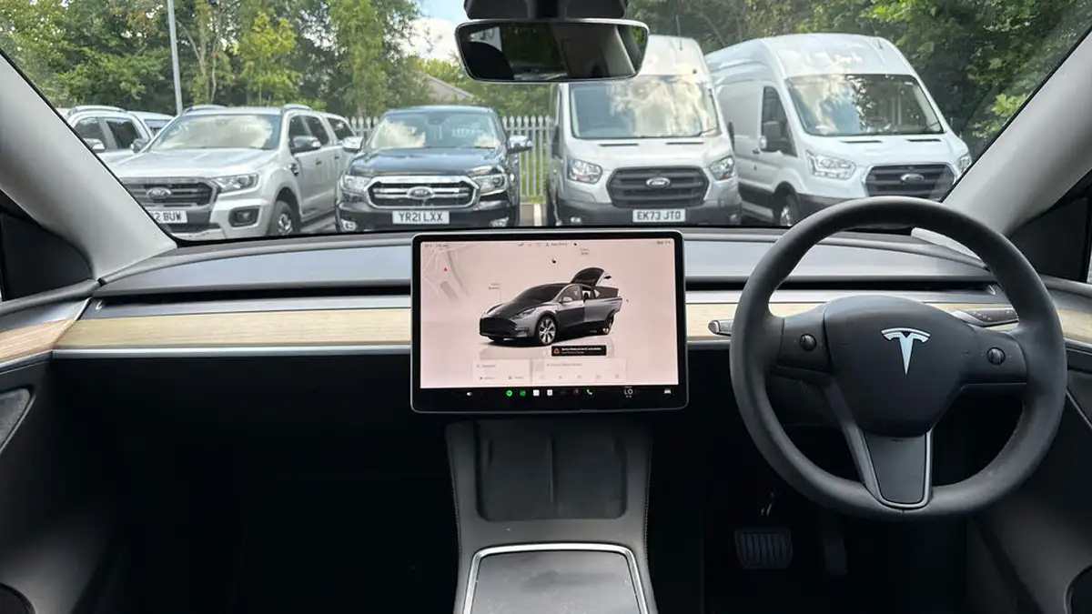 2023-tesla-model-y-e-rwd-big-10