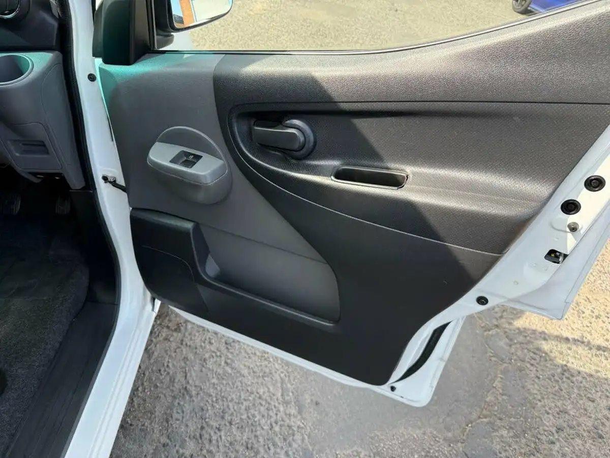 2017-nissan-nv200-15td-acenta-110bhp-eu6-panel-van-big-12
