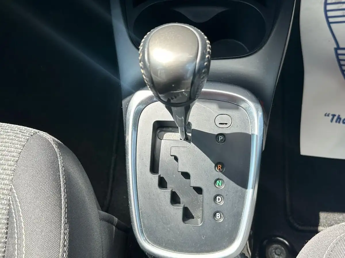2015-toyota-yaris-15-vvt-i-icon-hybrid-big-17
