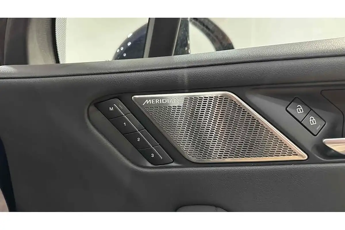 2022-jaguar-i-pace-ev400-se-big-30
