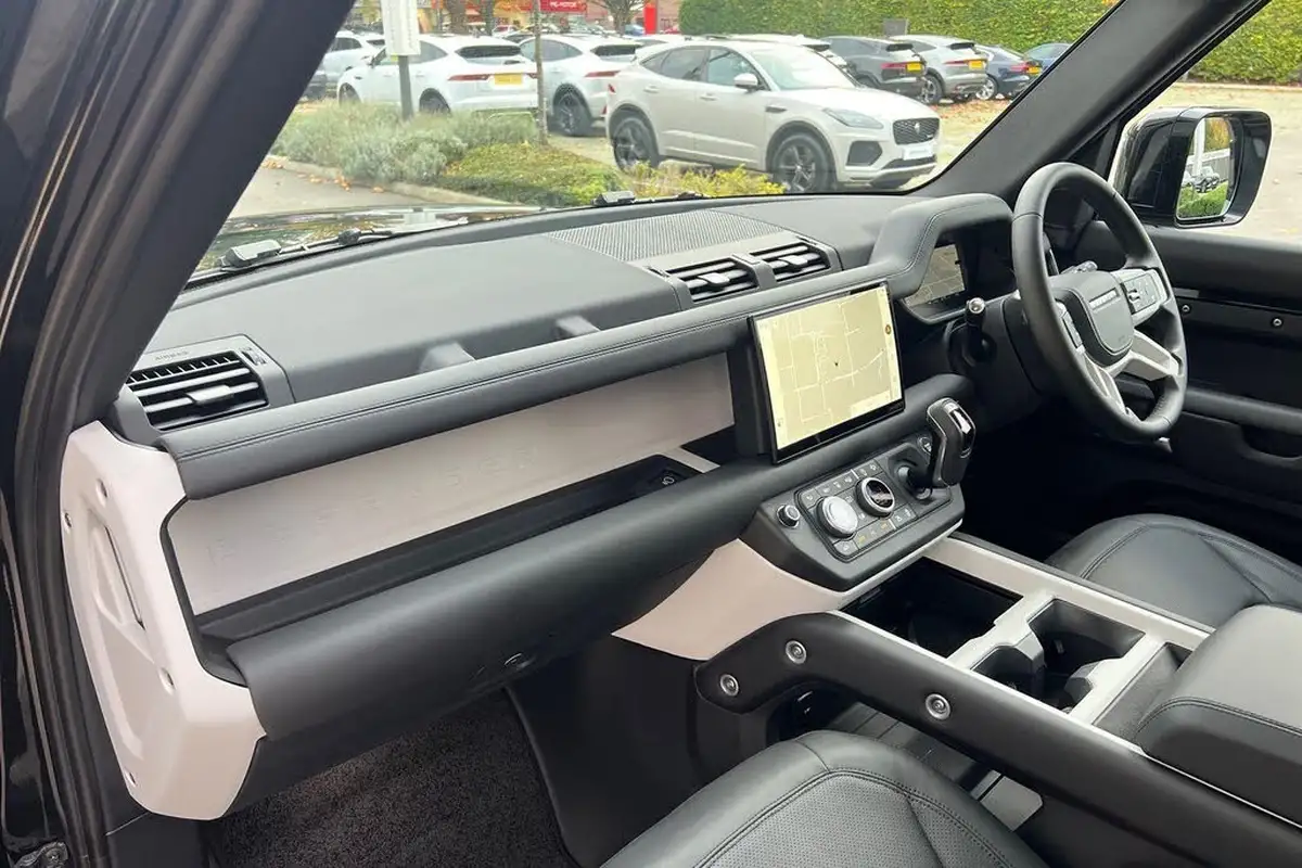 2024-land-rover-90-defender-30-d350-x-dynamic-hse-big-35