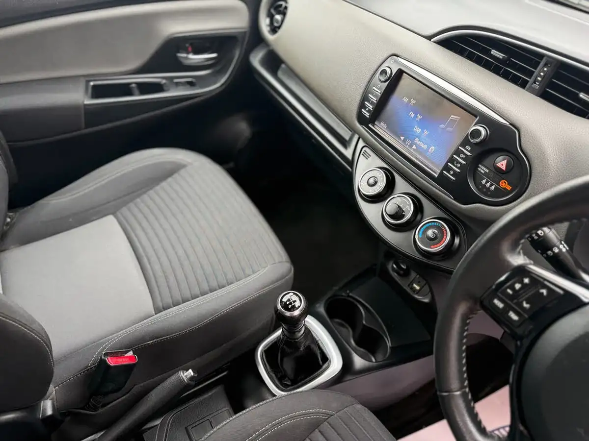 2018-toyota-yaris-15-vvt-i-icon-navi-big-35