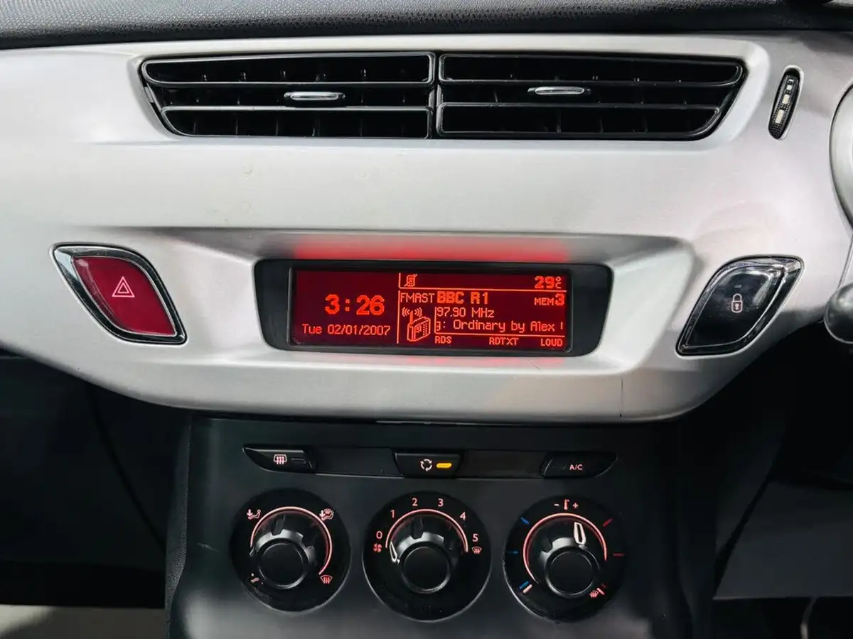 2012-citroen-c3-14e-hdi-vtr-big-18
