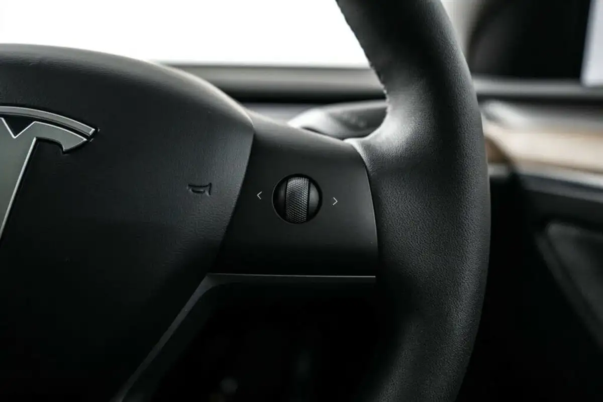 2022-tesla-model-y-e-long-range-big-40