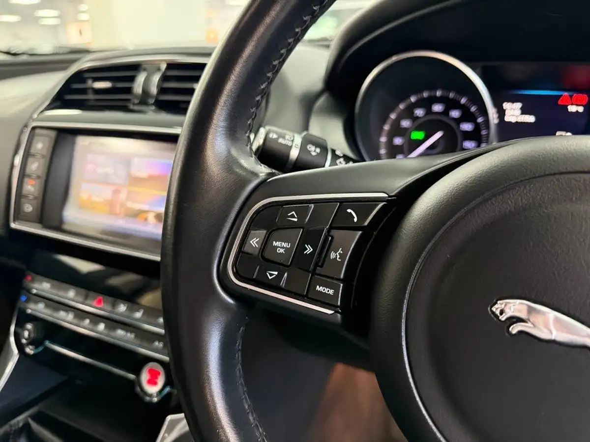 2016-jaguar-xe-20d-portfolio-163ps-big-30