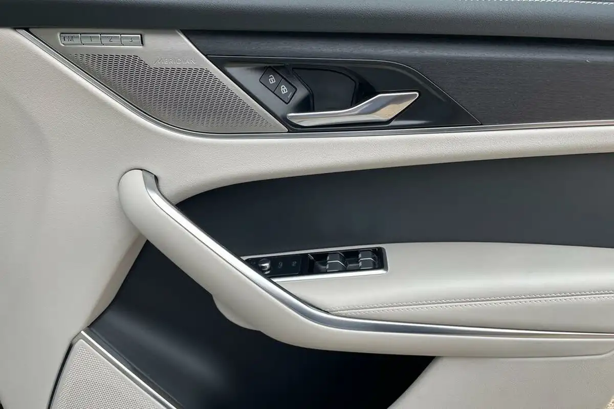 2022-jaguar-f-pace-20-d200-r-dynamic-hse-big-37