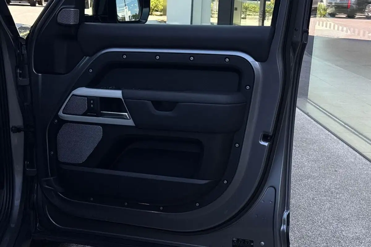 2023-land-rover-110-defender-30-d300-hse-big-63