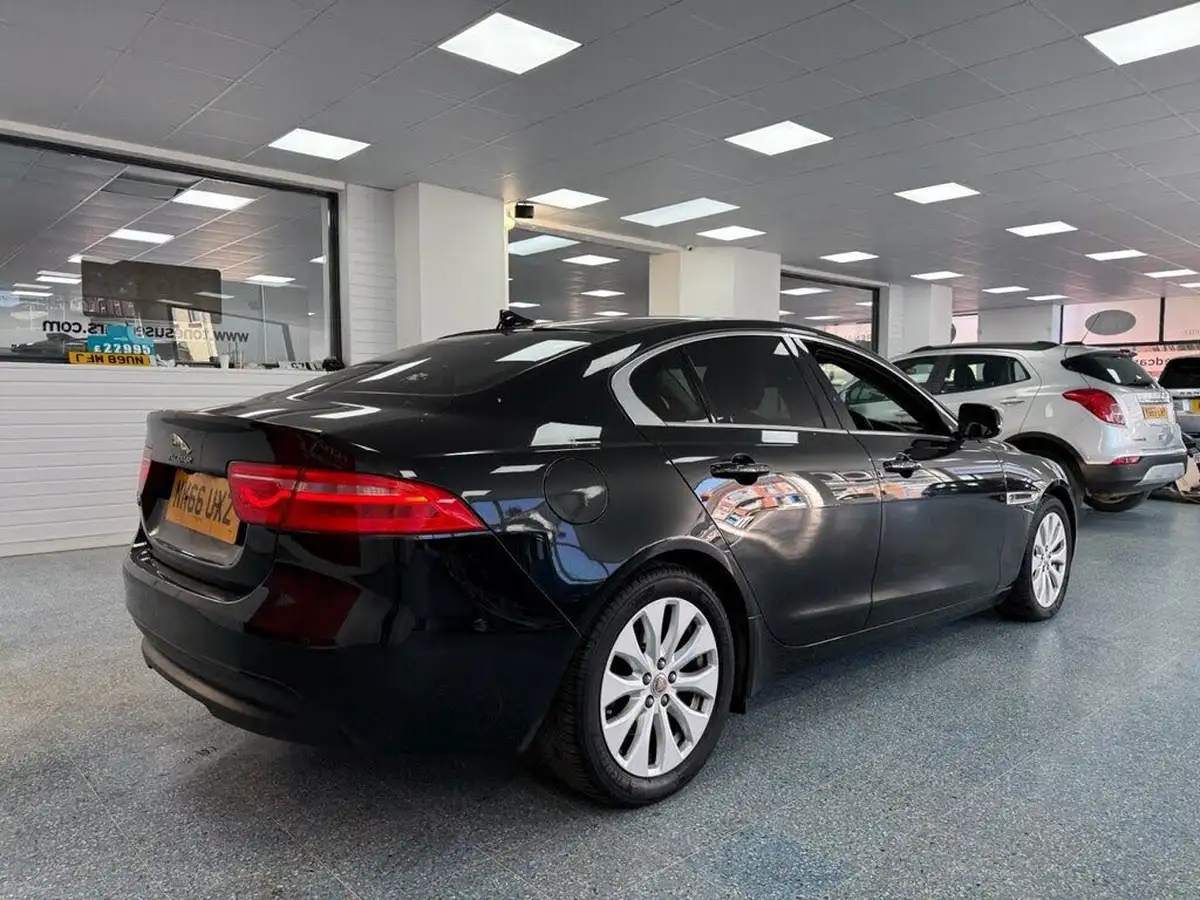 2016-jaguar-xe-20d-portfolio-163ps-big-2