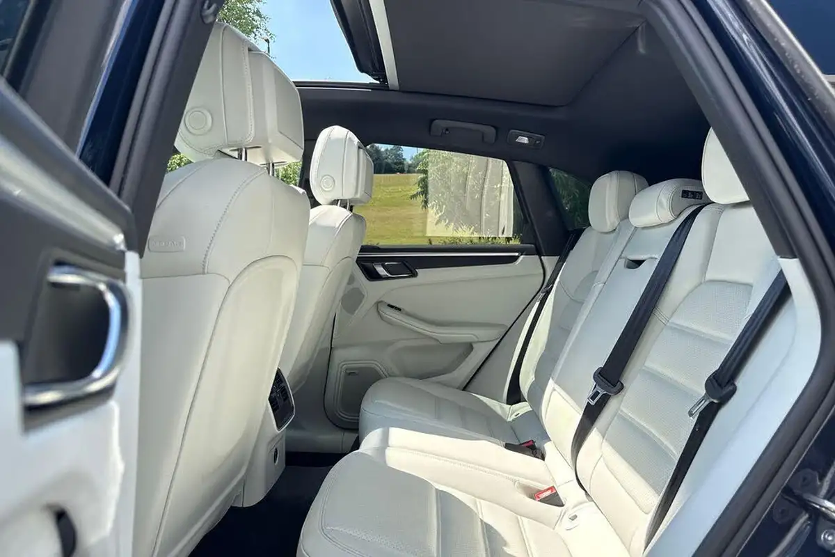 2022-porsche-macan-20-big-77