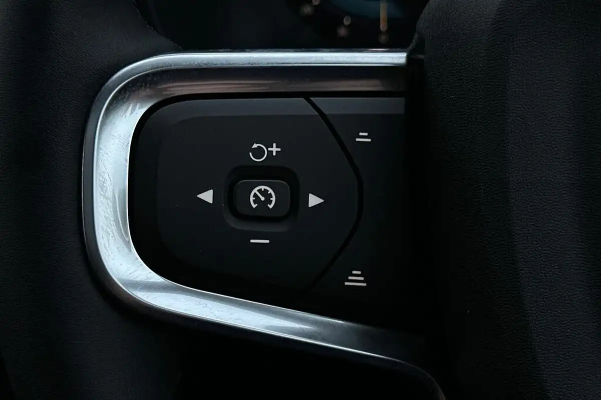 2024-volvo-xc40-20-b3-ultra-bright-big-10