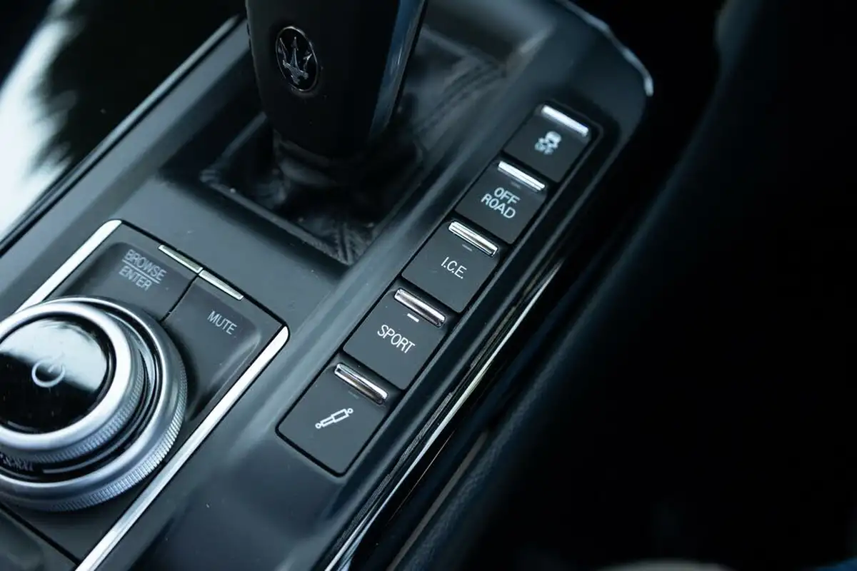 2021-maserati-levante-30-gransport-big-19